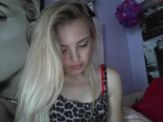 yourbabylynn23 chaturbate caresses pussy through panties