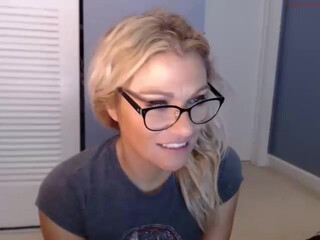 yourfavoritemom82 chaturbate with dildo relaxes her shaved vagina