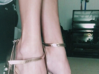 footbaddie manyvids onlyfans nude chick posing on the couch