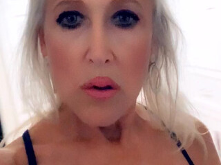 suzieandhannah manyvids onlyfans gets an orgasm from jerking