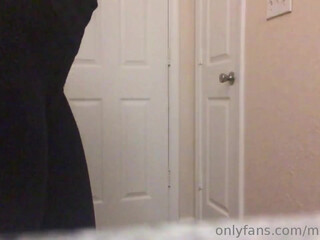 melodyjai manyvids onlyfans a bitch eating a banana