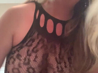 mamamilf manyvids onlyfans petite hottie passionately jerks off her cunt