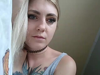 Iskorka big boobed chick jerking off her cunt