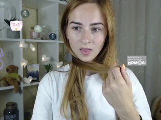 MollyMae Juicy brunette fucks both holes hard