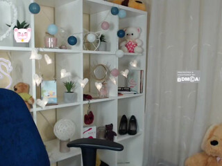 MollyMae seductive and hot beauty pulls vagina