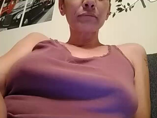 Amelie7 hot prostitute poses in shorts