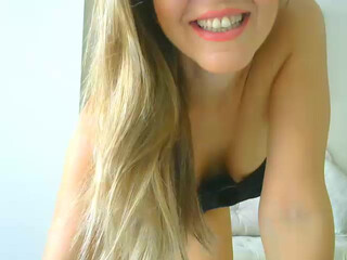 aylinn28 slut fucks the cap with his fingers