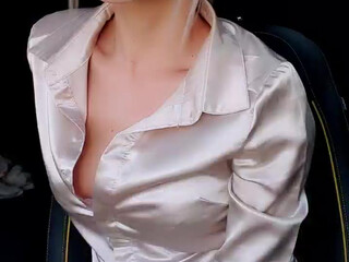 bunny vic spectacular skin cleaves the vagina with a large dildo