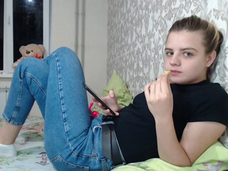 klubni4ka3 gorgeous chick jerks off her pussy with phallus