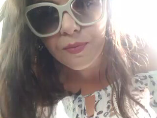 KristyMiss black-haired handjob lying on the couch