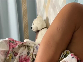 Kriszayka juicy mom shakes her ass