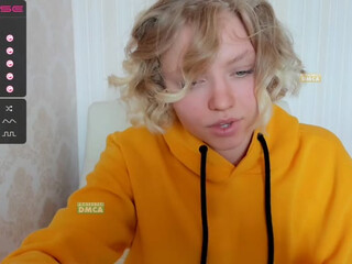 Kura impressive babe dancing striptease