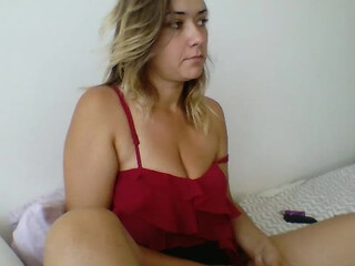 LediLola loves to cum on camera