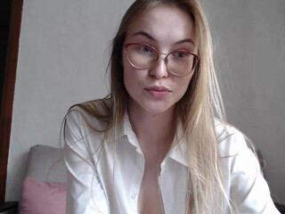 LuckyAnneta busty amateur dildo