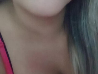 maalu1 busty brunette chats in free chat