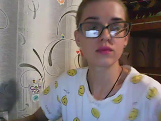 malvinella blonde babe bares her tits