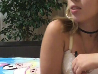 MaryMarkisa black-haired beauty pulls sex lips