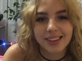 MaryMarkisa dark haired chick masturbates with sex toy