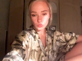 MissSunOh busty bitch fucks her shaved pussy