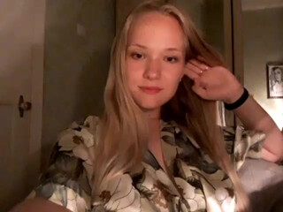 MissSunOh busty babe fucks herself in her pussy