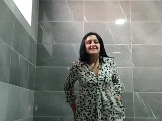 viki33viki busty lady posing in fr