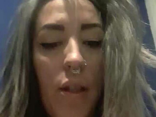 vampora19777 shows her pussy on the chair