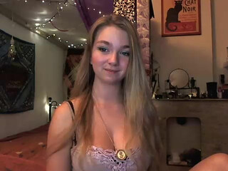 VictoriaSecretss slut in stockings fucks clit