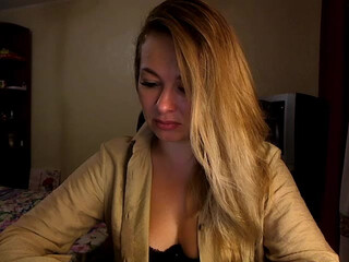 xVikusichkax sexy hottie gently pulls pussy