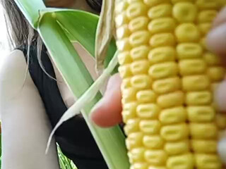 yyuulliiaaa Stunning brunette