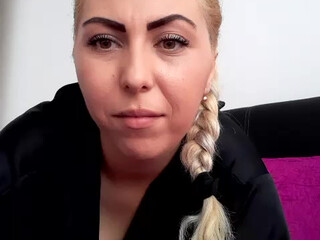 your fantasy22 tasty babe fucks her anus