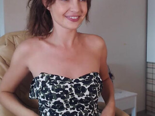 aliskacomely black-haired beauty pulls sex lips