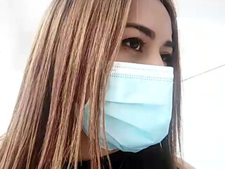 areviklusine1 Delicious brunette