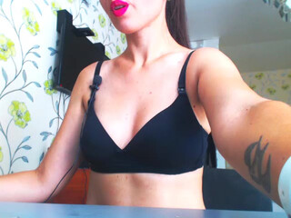 AwesomeGirlll cute brunette with natural tits chatting in fries