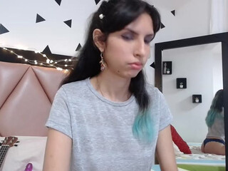 Blair83 sweet babe masturbates on the bed