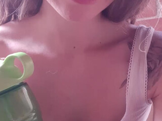 bruunalove  skinny beauty pulls pussy