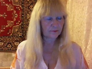 Kleopatra675 cute brunette with natural tits chatting in fries