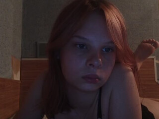 Laura-Foxy harlot posing in pantyhose