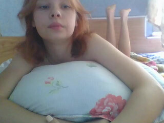 Laura-Foxy Juicy brunette