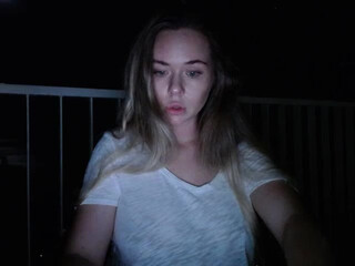 Linda 0nline horny nymph flirts in french