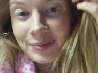 Lu4ia busty cam girl caresses her lips.