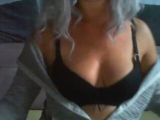 mokramilfka cute chick jerks both holes