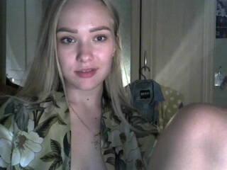 MissSunOh posing for the camera exposing her sexy body