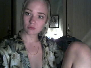 MissSunOh pretty woman pervertedly poops