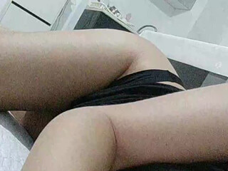 Sexy-aziatka beauty close fingers clit