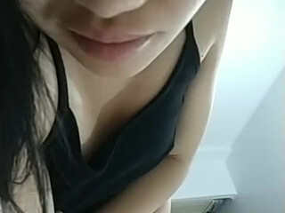 Sexy-aziatka marvelous babe shows off a gorgeous bosom