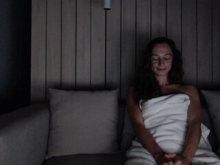 shyschoolgrl juicy babe fucks her shaved pussy