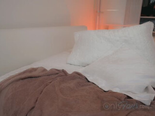 sexxylorry attractive model entertains erotic shows