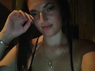 Sladenbkaya gorgeous chick fucks pussy with phallus