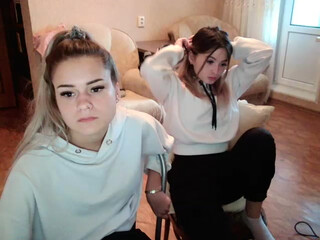 soskiisoski busty chick masturbates shaved pussy