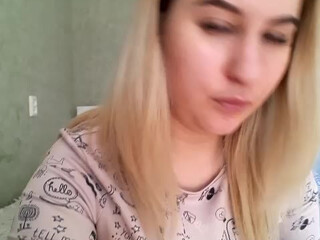 sweet warhead juicy babe fucks her shaved pussy